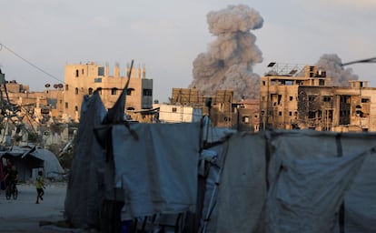 Una columna de humo se eleva tras un ataque israelí en Ciudad de Gaza, este jueves.