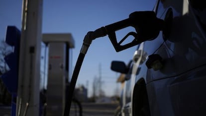 Un cotxe posa gasolina en una benzinera.