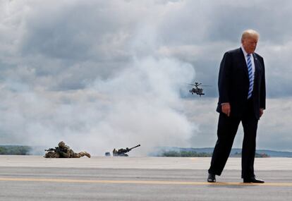 El presidente de Estados Unidos, Donald Trump, durante una exhibición de las tropas de la Décima División de Montaña del Ejército de EE UU, en su visita a Fort Drum, Nueva York, EE.UU