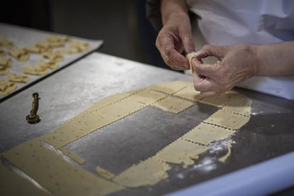 Masa de pestiños en la cocina de las Carmelitas Calzadas.