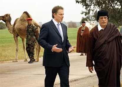 El primer ministro británico, Tony Blair, paseando junto a Gaddafi tras su reunión celebrada ayer en las cercanías de Trípoli.