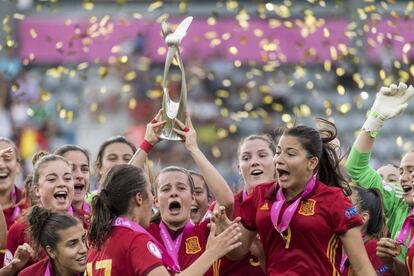 La Rojita celebra con el trofeo el campeonato europeo femenino sub-19