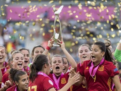 La Rojita celebra con el trofeo el campeonato europeo femenino sub-19