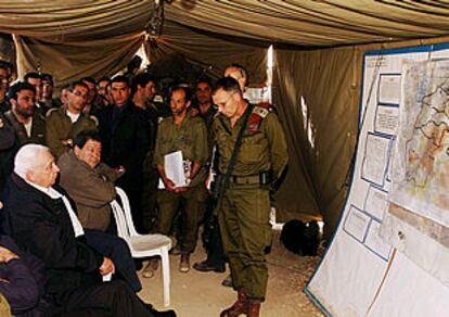 Sharon, a la izquierda, y el ministro de Defensa, durante la reunión militar en Yenín.