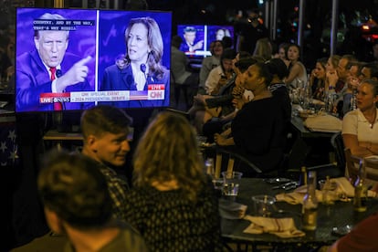 Un grupo de personas observa el debate presidencial televisado de Kamala Harris y Donald Trump, candidatos a la presidencia de Estados Unidos, el 10 de septiembre en Washington.