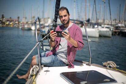 El creador de 'Koral' en un velero en el Port Vell de Barcelona.