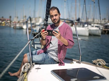 El creador de 'Koral' en un velero en el Port Vell de Barcelona.