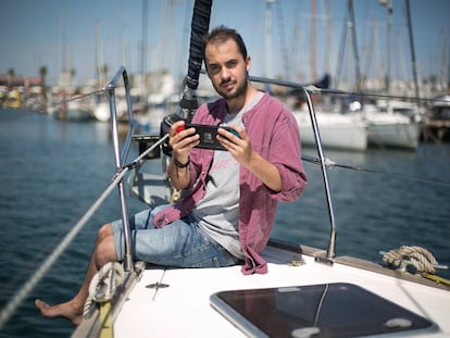 El creador de 'Koral' en un velero en el Port Vell de Barcelona.