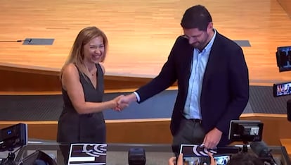 El líder de Vox en Aragón, Alejandro Nolasco, y la secretaria general del PP aragonés, Ana Alós, el viernes durante la firma de su pacto de Gobierno.