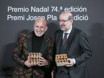 Palomas i Bassas en rebre el premi.