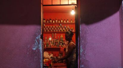 Toussaint Yanick regenta un pequeño comercio en Delmas (Haití).