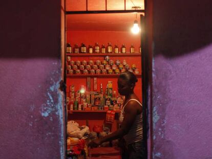 Toussaint Yanick regenta un pequeño comercio en Delmas (Haití).