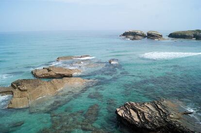 Las Islas, Ribadeo in Lugo. While often overshadowed by the As Catedrais or Cathedral beach, Las Islas is a postcard-perfect spot to go for a swim. Like As Catedrais, it is a great example of how the sea has eroded the cliffs, featuring five rock formations rising from the surf. One of these can be reached at low tide thanks to an isthmus of flat and compact sand.