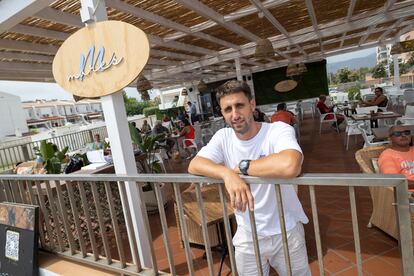 Martín Robles, gerente del Restaurante Mares, en su chiringuito ubicado en los límites de las playas de Castellón y Benicàssim.