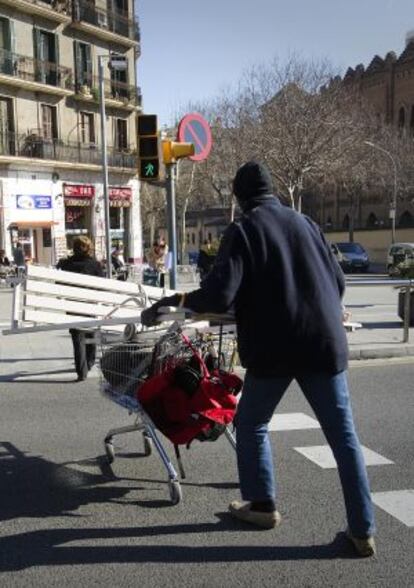 Una persona recoge chatarra en el centro de Barcelona.