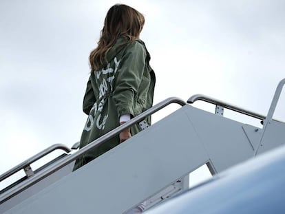 Melania Trump embarca para viajar ao Texas usado um casaco com a frase “eu realmente não me importo, você se importa?”. 