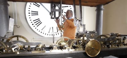 Jesús López, uno de los relojeros encargados del mantenimiento del reloj de la Puerta del Sol. Esta vista desde el lado interior de la esfera muestra que el IV está representado como IIII.