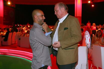 Guardiola, con el presidente del Bayern, Uli Hoeness.