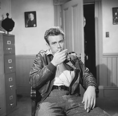 James Dean duma durante el rodaje de un episodio de la serie 'The Schlitz Playhouse of Stars', de la cadena CBS.