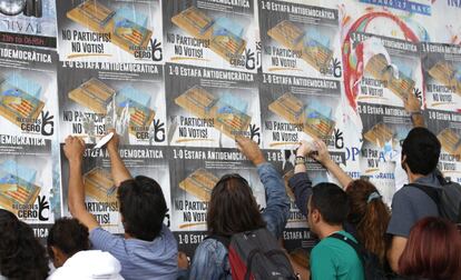 Reitarada de carteles contra el referéndum en Tarrassa (Barcelona) durante una manifestación.