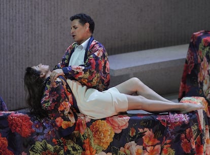 Die Sopranistin Sabrina Puértolas und der Tenor Juan Diego Flórez spielen „La Traviata“ am 20. Juli 2025 im Teatro Real in Madrid.