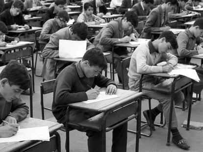 J&oacute;venes estudiantes se examinan de rev&aacute;lida de sexto de Bachillerato,1967.