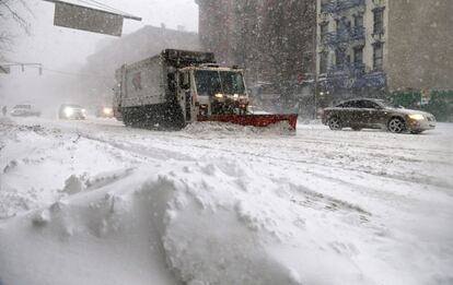 Una máquina quitanieves retira nieve en una calle de Manhattan, Nueva York (Estados Unidos).