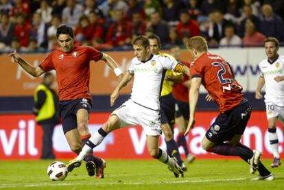 Joaquín intenta regatear a Sergio en la frontal del área de Osasuna.