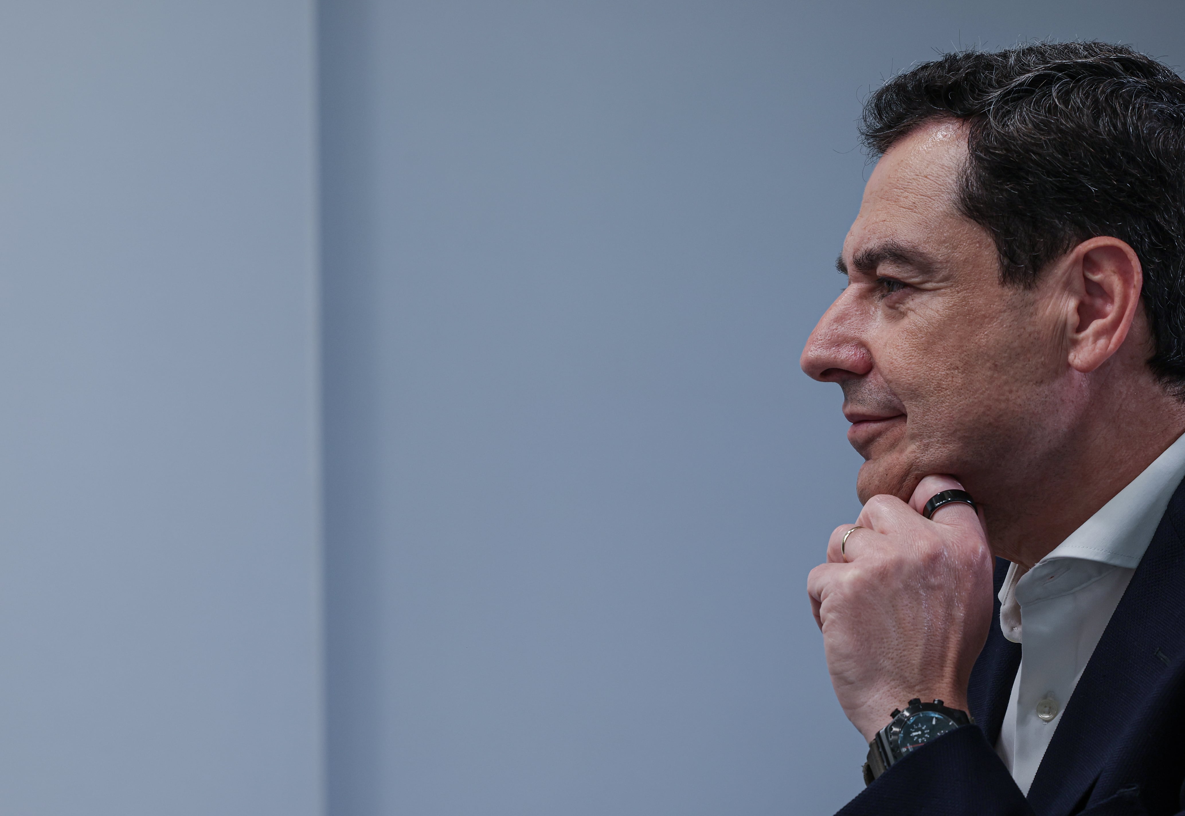 El presidente de la Junta y candidato del PP a la reelección, durante la entrevista con EL PAÍS. 