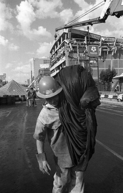 Trabajador en la remoción de escombros después del terremoto de 1985.