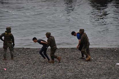 O exercito desaloja a praia do Tarajal e obriga os marroquinos a voltarem para a fronteira.