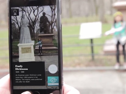 La escultura en realidad aumentada de la poeta Emily Dickinson junto a la del poeta escocés Robert Burns en Central Park.