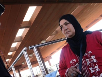 Una refugiada siria, con ropas marroquíes, intenta entrar a Melilla por el paso fronterizo entre España y Marruecos.