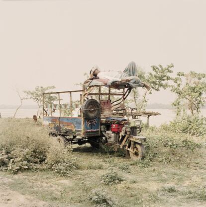 Descanso en la orilla sobre un tuk-tuk motorizado