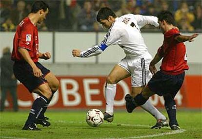 Raúl intenta driblar a Cruchaga e Izquierdo.