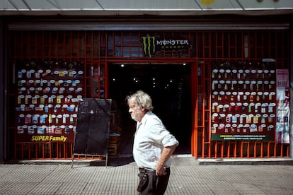 Un hombre pasa junto a la vidriera de un supermercado que ofrece distintas promociones, el 7 de marzo en Buenos Aires.