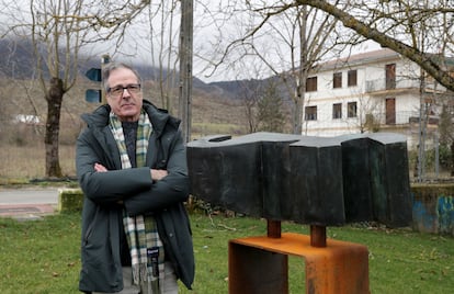 Gorka Basterretxea posa en Araia junto a la escultura 'Araba', obra de su padre Nestor Basterretxea.