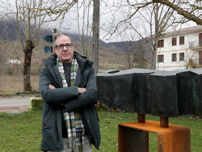 Gorka Basterretxea posa en Araia junto a la escultura 'Araba', obra de su padre Nestor Basterretxea.