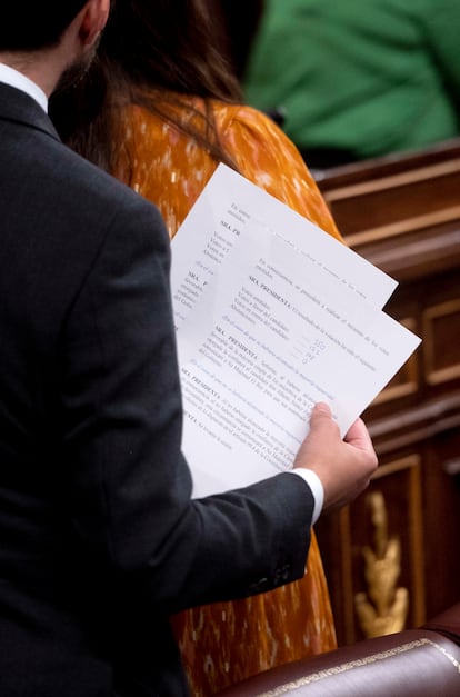 Documento con los resultados de la votación durante la segunda votación de la investidura del líder del PP, Alberto Núñez Feijóo, en el Congreso de los Diputados.