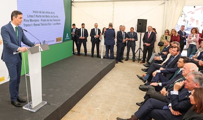 El presidente del Gobierno, Pedro Sánchez, durante la inauguración de las obras del tramo Norte de la Línea 3 del metro de Sevilla, junto a, entre otros, el de la Junta de Andalucía Juan Manuel Moreno, el alcalde de la localidad, José Luis Sanz, o el ministro de Transportes, Óscar Puente.