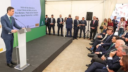 El presidente del Gobierno, Pedro Sánchez, durante la inauguración de las obras del tramo Norte de la Línea 3 del metro de Sevilla, junto a, entre otros, el de la Junta de Andalucía Juan Manuel Moreno, el alcalde de la localidad, José Luis Sanz, o el ministro de Transportes, Óscar Puente.