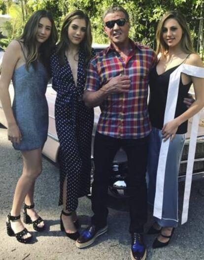 Sylvester Stallone junto a sus hijas Sophia, Sistine Rose y Scarlet Rose.