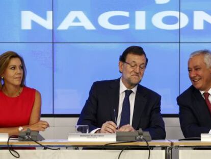 Mariano Rajoy en la reunión del PP, junto a Cospedal y Arenas.