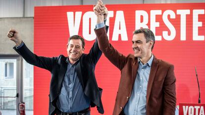  Pedro Sánchez junto al candidato socialista, José Ramón Gómez Besteiro, en un acto este sábado en Ourense.
