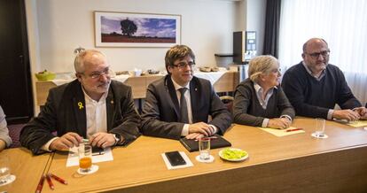 L'expresident Puigdemont amb els exconsellers Lluís Puig i Clara Ponsatí, i el portaveu adjunt de JxCat, Eduard Pujol.