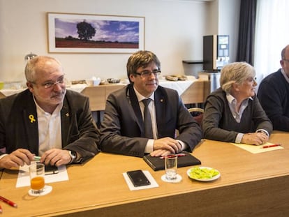 L'expresident Puigdemont amb els exconsellers Lluís Puig i Clara Ponsatí, i el portaveu adjunt de JxCat, Eduard Pujol.