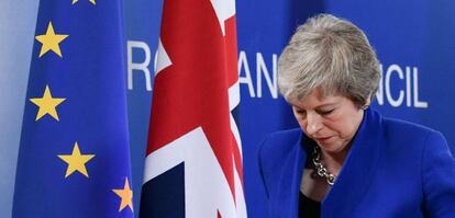 Theresa May, tras su conferencia de prensa con motivo del acuerdo del Brexit en el Consejo Europeo, este domingo en Bruselas.