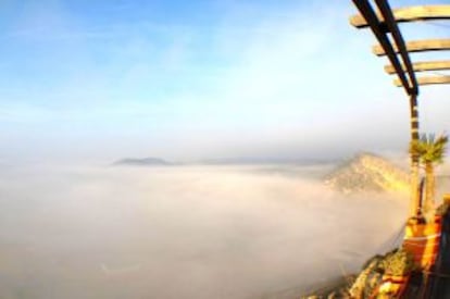 Amanecer con mar de nubes desde la terraza de la Antigua Casa de Pedro Chicote (Cuenca).