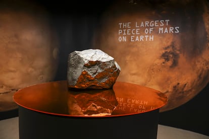 Otra imagen del meteorito vendido en Sotheby's.