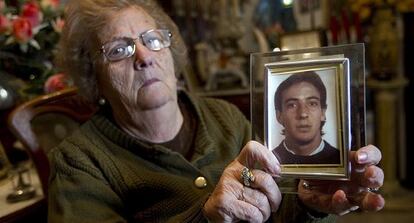 Trinidad Barrera, madre de Manuel Jesús Troncoso, con una foto de su hijo.
